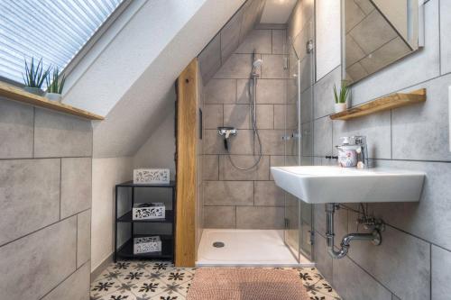 Bilik mandi di Ferienwohnung Landquartier