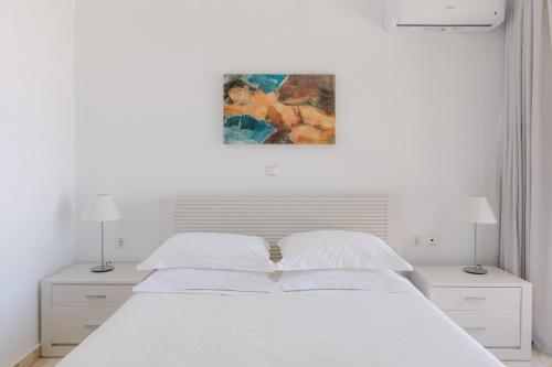 Ένα ή περισσότερα κρεβάτια σε δωμάτιο στο Manolioudis Villas