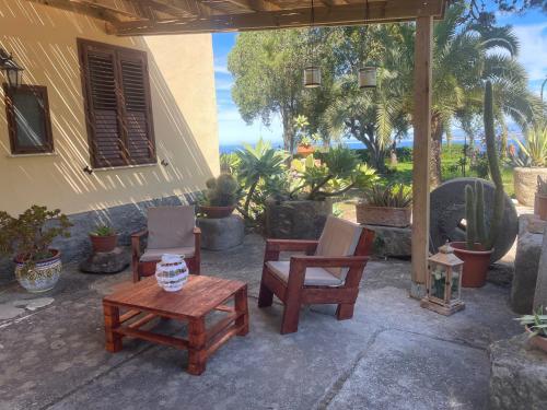 Κήπος έξω από το Bouganville in Villa Greco