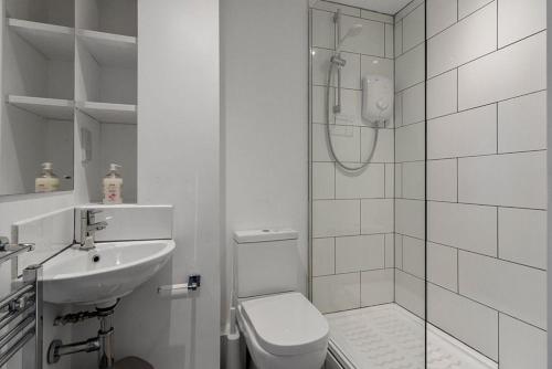 Un baño con ducha, inodoro y lavabo. en Seaside Rendezvous - Sleeps 7, Sea Views & Parking, en Brixham
