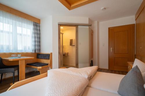 Postel nebo postele na pokoji v ubytování LEOPOLDINE Apart Zimmer