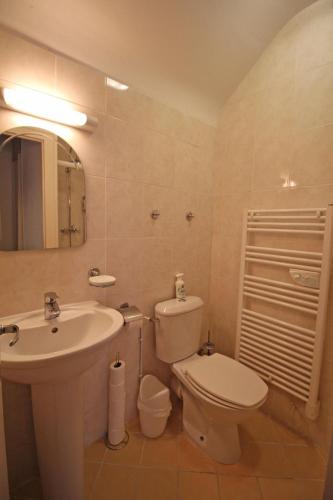 une salle de bain blanche avec un lavabo et des toilettes dans l'établissement Le pecheur, à Saint-Yrieix-la-Perche