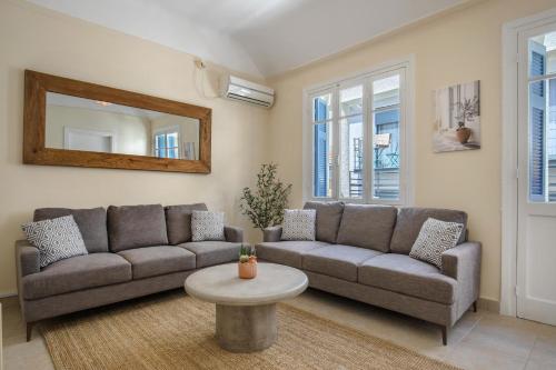 uma sala de estar com um sofá e uma mesa em Grand Haven - New Renovated Spacious Apts in Prime Location em Atenas