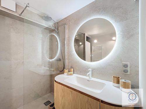 une salle de bain avec un lavabo et un miroir dans l'établissement Gigaro POSÉIDON VUE MER, à La Croix-Valmer