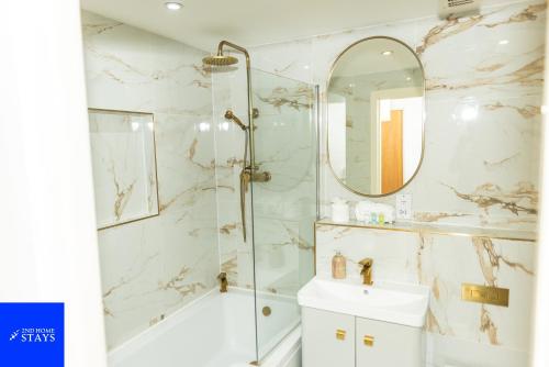 2ndHomeStays-Digbeth-B12 I Large Stylish 2-Bed Apartment I Ensuite I Sleeps 6 I Free Parking & WiFi I Perfect for Work Stays, Relocations & Holiday I Near Birmingham Project Sites & Attractions photo 4