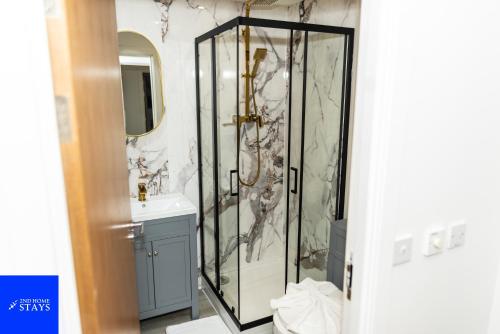 2ndHomeStays-Digbeth-B12 I Large Stylish 2-Bed Apartment I Ensuite I Sleeps 6 I Free Parking & WiFi I Perfect for Work Stays, Relocations & Holiday I Near Birmingham Project Sites & Attractions photo 9