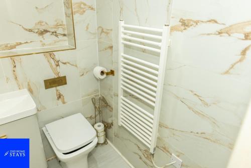 2ndHomeStays-Digbeth-B12 I Large Stylish 2-Bed Apartment I Ensuite I Sleeps 6 I Free Parking & WiFi I Perfect for Work Stays, Relocations & Holiday I Near Birmingham Project Sites & Attractions photo 22