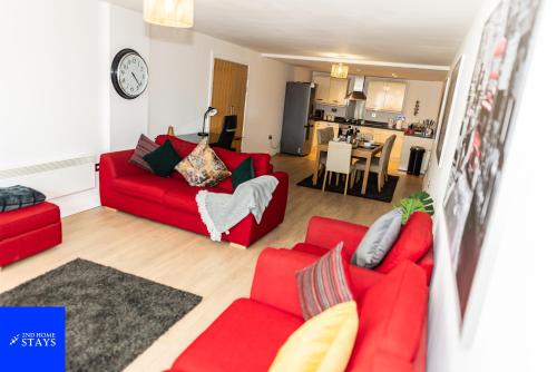 Foto 2ndHomeStays-Digbeth-B12 I Large Stylish 2-Bed Apartment I Ensuite I Sleeps 6 I Free Parking & WiFi I Perfect for Work Stays, Relocations & Holiday I Near Birmingham Project Sites & Attractions 1