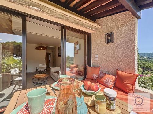 une table avec un vase sur une table dans l'établissement Gigaro POSÉIDON VUE MER, à La Croix-Valmer