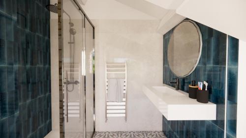 Ένα μπάνιο στο zzold Villa Onyra - Suite Santorin