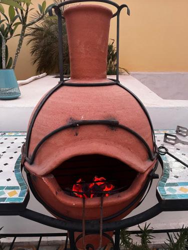 un horno de ladrillo con un fuego dentro de él en Lalla Rose, en Lalla Takerkoust