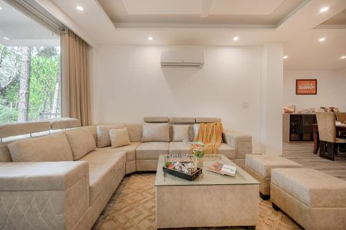 Posezení v ubytování Alaya Stays Pinnacle Hilltop 3BHK Apartment with Picturesque Balcony & Scenic Views