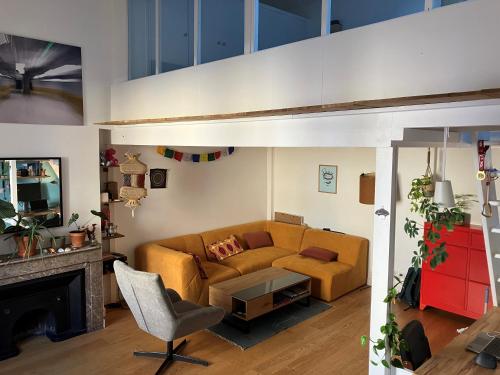 un salon avec un canapé et une cheminée dans l'établissement Atypical, calme et lumineux, à Lyon