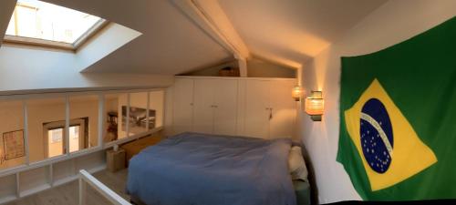 une petite chambre avec un lit et un drapeau vert dans l'établissement Atypical, calme et lumineux, à Lyon