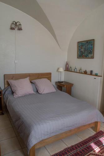 une chambre avec un lit dans une pièce dans l'établissement La maison des Verdures, à Lus-la-Croix-Haute