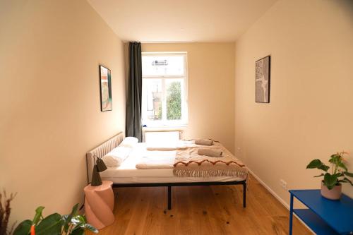a bed in a room with a window at Hinterhaus Träumchen auf der Karl - Liebknecht in Leipzig