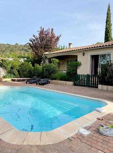 une piscine devant une maison dans l'établissement Villa Massada, à Saint-Maximin-la-Sainte-Baume