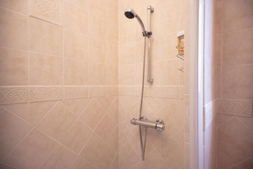 une douche avec une porte vitrée dans une salle de bain dans l'établissement Villa Massada, à Saint-Maximin-la-Sainte-Baume