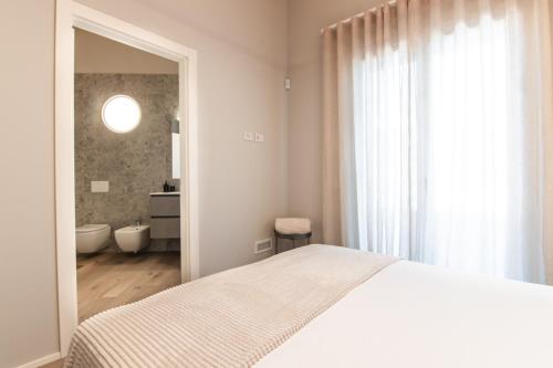 a bedroom with a bed and a bathroom with a tub at Villa Sabrina in Colico