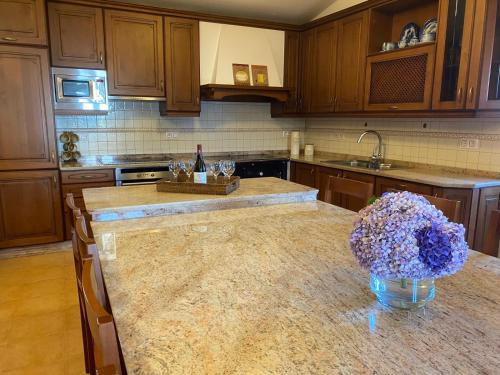 Η κουζίνα ή μικρή κουζίνα στο Casa con piscina y barbacoa · Casa O vincular by Easy Life Rent