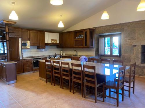 Η κουζίνα ή μικρή κουζίνα στο Casa con piscina y barbacoa · Casa O vincular by Easy Life Rent