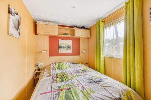 une chambre avec un lit dans une pièce dans l'établissement Montalys - Vendays, Médoc, à Vendays-Montalivet