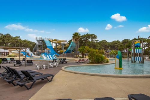 un parc aquatique avec un toboggan en arrière-plan dans l'établissement Montalys - Vendays, Médoc, à Vendays-Montalivet