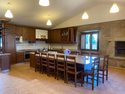 Η κουζίνα ή μικρή κουζίνα στο Casa con piscina y barbacoa · Casa O vincular by Easy Life Rent