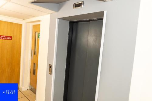 2ndHomeStays-Digbeth-B12 I Large Stylish 2-Bed Apartment I Ensuite I Sleeps 6 I Free Parking & WiFi I Perfect for Work Stays, Relocations & Holiday I Near Birmingham Project Sites & Attractions photo 15