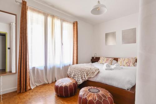 une chambre avec un lit et une grande fenêtre dans l'établissement Balcon filant, calme & parking, à Marseille