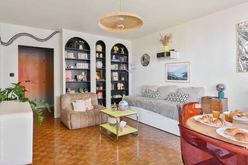 un salon avec un canapé et une table dans l'établissement Balcon filant, calme & parking, à Marseille