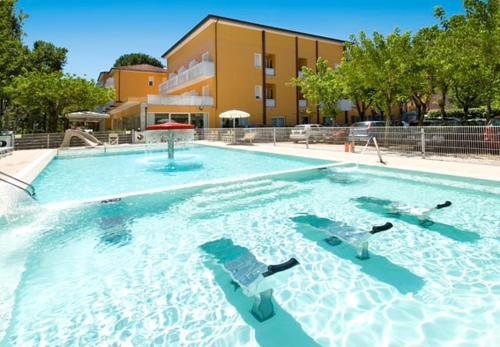 Bazén v ubytování Hotel Giuliana nebo v jeho okolí