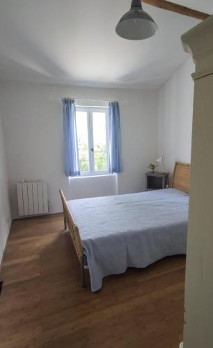 une chambre avec un grand lit et une fenêtre dans l'établissement La Verrerie, à Seillons-Source-dʼArgens