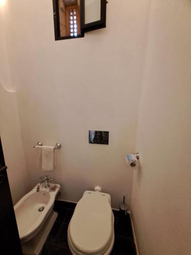 a small bathroom with a toilet and a sink at Il Baglio sull'Acqua in Favignana