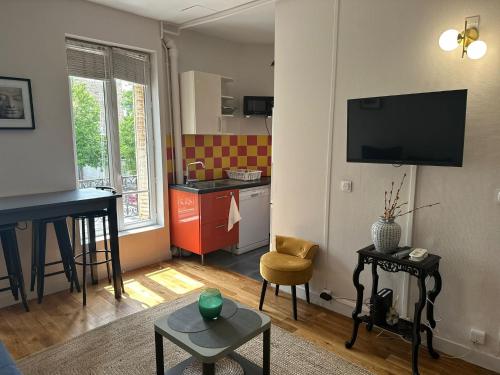 a room with a kitchen and a living room at Cosy & Lumineux 6 min PARIS La Défense PARKING 5 pers in Suresnes
