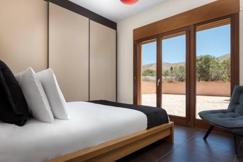 Ένα ή περισσότερα κρεβάτια σε δωμάτιο στο Calm Retreat Villa Lagonisi