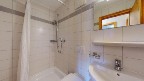 une salle de bain avec une baignoire, des toilettes et un lavabo dans l'établissement Pracondu 1 305 - OUTDOOR & FUN apartment 6 pers, à Nendaz