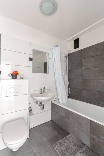 Ένα μπάνιο στο Charming Zimmer Köln Messenähe