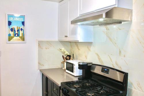 una cocina con estufa y microondas en Los Angeles Red Rose, en Monterey Park