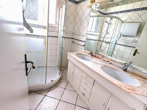 une salle de bain avec un lavabo, des toilettes et un miroir dans l'établissement Villa Le Jardin des Délices - de 2 à 8 personnes avec Piscine, à Raissac-dʼAude