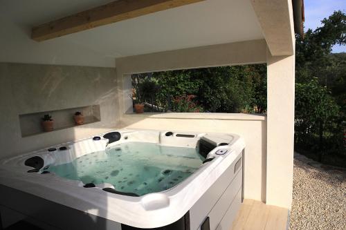 Photo de la galerie de l'établissement Villa Linna Piscine & Spa 10-12p, à Laurac-en-Vivarais