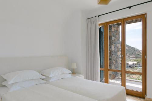 Ένα ή περισσότερα κρεβάτια σε δωμάτιο στο Manolioudis Villas
