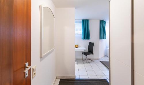 a door leading into a room with a desk at Kompakt und Gemütlich 1-Zimmer-Apartment in Ratingen