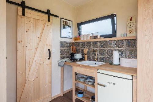 Una cocina o zona de cocina en KOOLNA pod kopcem