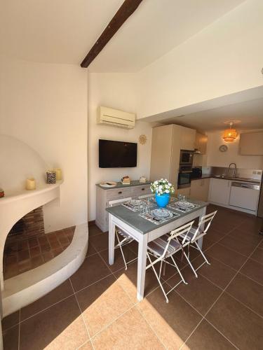 une cuisine et une salle à manger avec une table et des chaises dans l'établissement Sur le toit de Saint-Tropez, à Saint-Tropez