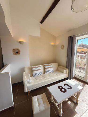 un salon avec un canapé et une table dans l'établissement Sur le toit de Saint-Tropez, à Saint-Tropez