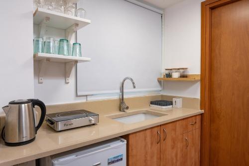 a kitchen with a sink and a counter top at Tel Mond Complex - וילה מקסימה למשפחות וסוויטה in Tel Mond
