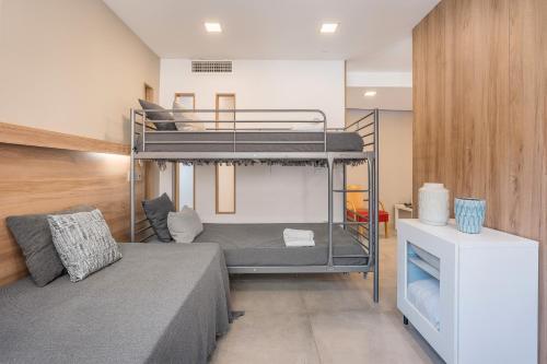 une chambre avec deux lits superposés et un bureau dans l'établissement Family Catedral Centro, à Grenade