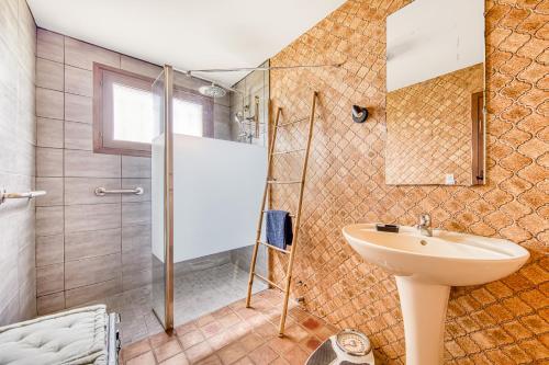 a bathroom with a sink and a shower at Maison de vacances Valériane in Lège-Cap-Ferret
