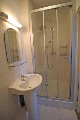 une salle de bain avec une douche et un lavabo et une douche dans l'établissement Bellevue, à Saint-Yrieix-la-Perche